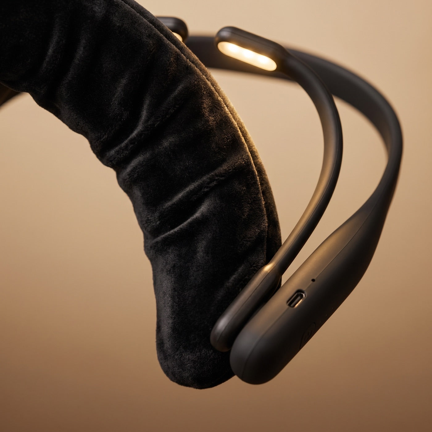 Detail coussin velours et bras flexible de la lampe Tour de Cou Classic