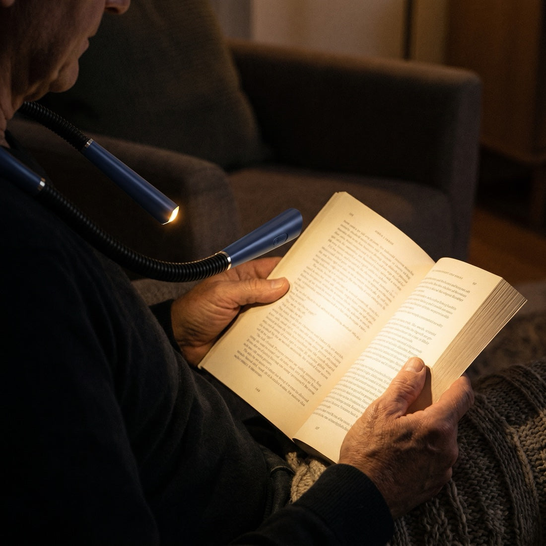 Le faisceau éclaire les pages